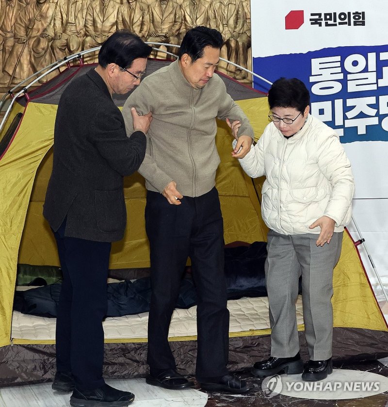임이자 의원 부축받는 장동혁 대표 (출처=연합뉴스)