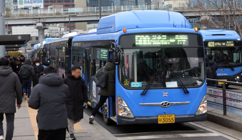 정부는 국민들의 고유가 부담을 덜어주기 위해 대중교통을 이용하면 돌려주는 K패스 환급률을 6개월 한시로 현행 20~53%에서 30~83%로 최대 30%p 높이기로 했다. 이번 추경에 877억원을 편성했다. 사진은 지난 1월 서울역 버스환승센터에서 시민들이 버스를 이용하는 모습. 뉴시스