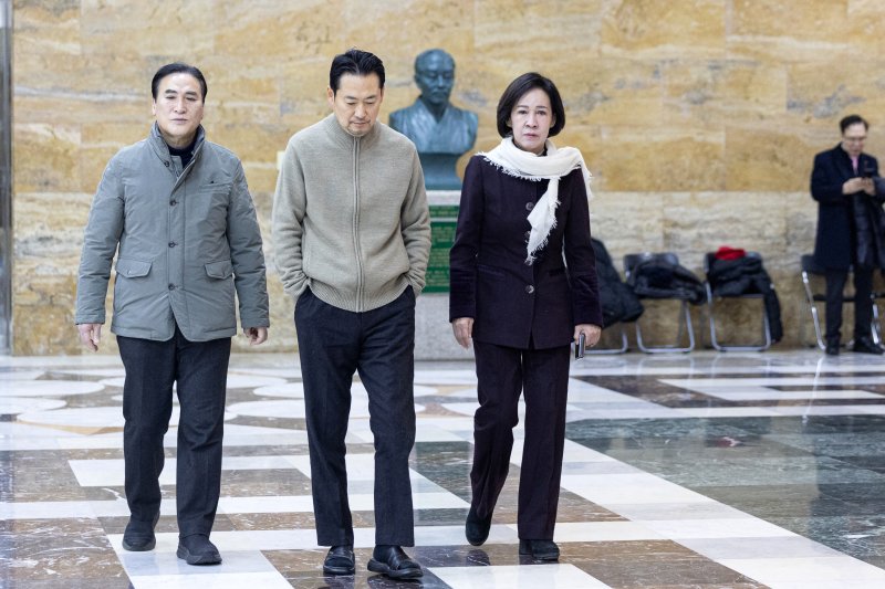 더불어민주당의 통일교 및 공천뇌물 특검 수용을 촉구하며 6일째 단식을 이어가고 있는 장동혁 국민의힘 대표가 20일 서울 여의도 국회 로텐더홀을 거닐고 있다. 2026.1.20/뉴스1 ⓒ News1 이승배 기자