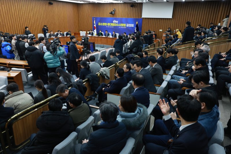 [서울=뉴시스] 고승민 기자 = 한병도 더불어민주당 원내대표가 20일 서울 여의도 국회에서 열린 공소청법-중대범죄수사청법 공청회에서 발언하고 있다. 민주 의원들이 공청회에 참석하고 있다. 2026.01.20. kkssmm99@newsis.com