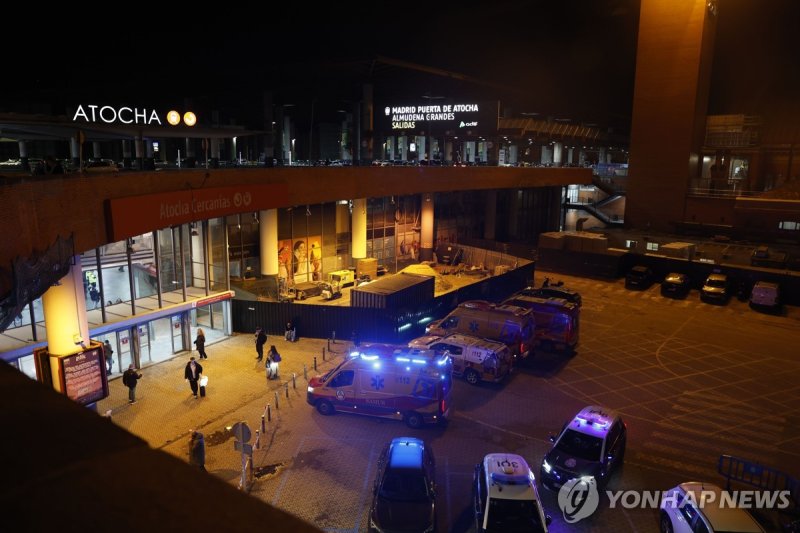 부상자 이송을 위해 마드리드의 한 기차역에 모인 구급차들 (출처=연합뉴스)