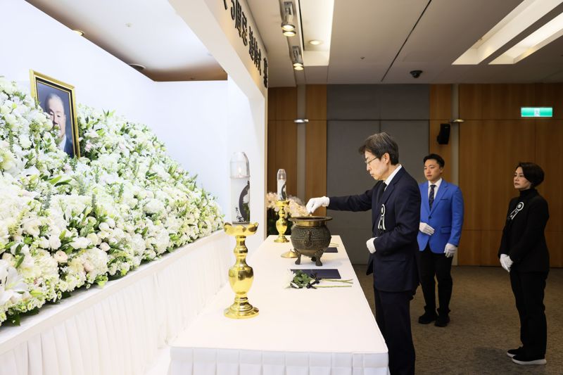 20일 서울 종로구 삼양그룹 본사에서 열린 고 김상하 명예회장 5주기 추도식에서 차남 김정 부회장(왼쪽)이 분향하고 있다. 삼양그룹 제공