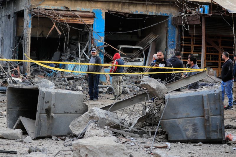 [시돈=AP/뉴시스] 레바논 남부 항구 도시 시돈 주민들이 지난 1월 6일 이스라엘의 공습으로 파괴된 건물의 피해 상황을 살피고 있다. 이스라엘군은 레바논의헤즈볼라와 정전 협정 뒤에도 계속해서 레바논 헤즈볼라와 하마스를 표적으로 공격을 계속하고 있다. 2026.01. 20.