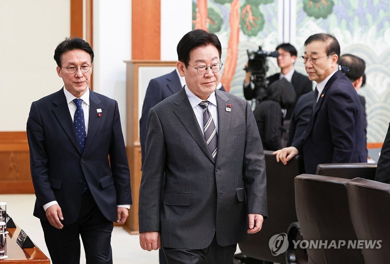 국무회의 입장하는 이재명 대통령 (출처=연합뉴스)