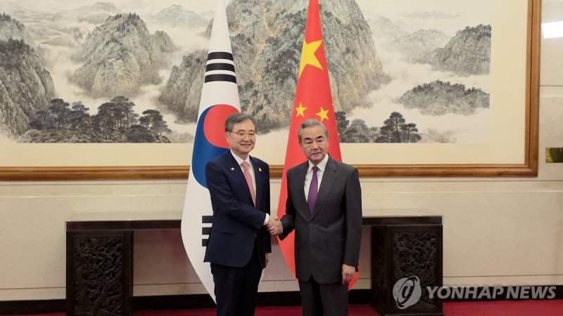 왕이 외교부장 만난 조현 외교장관(왼쪽).연합뉴스