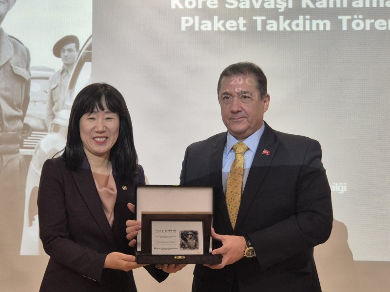 강윤진 국가보훈부 차관이 20일 주한 튀르키예 대사관에서 무랏 타메르 주한 튀르키예 대사에게 타흐신 야즈즈 준장의 헌신을 기리는 기념패를 전달하고 있다. 뉴스1