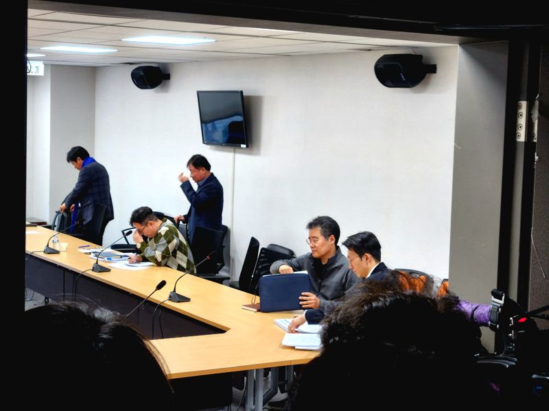 20일 오후 서울 여의도 국회의원회관에서 열린 디지털자산TF 전체회의가 열리기 전 참석자들이 회의를 준비하고 있다. 사진=임상혁 기자