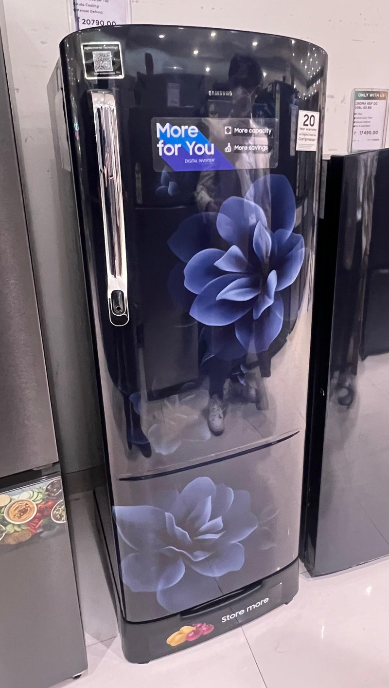 인도 뉴델리 인근 그루가온에 위치한 대형 쇼핑몰 내 가전 매장에 전시된 중국 가전 기업 하이얼의 냉장고(위쪽). 삼성전자의 꽃무늬 디자인 냉장고(아래쪽)가 인도 소비자들에게 인기를 얻자 이후 비슷한 디자인의 제품을 출시했다. 사진=김준석 특파원