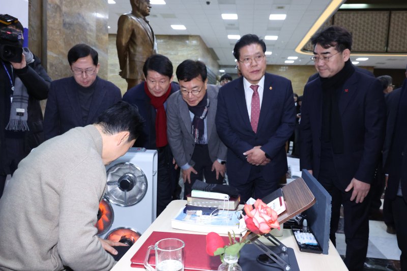 장동혁, 의사 경고에도 단식 엿새째…"함께 싸우겠다" 보수 결집(종합)