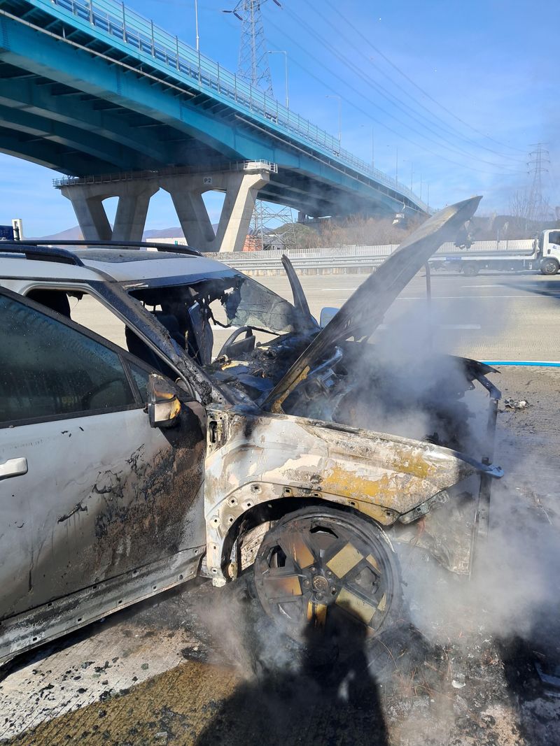 20일 울산고속도로를 주행 중 화재가 발생 전소된 현대차 수출용 신형 싼타페 차량. 울산소방본부 제공
