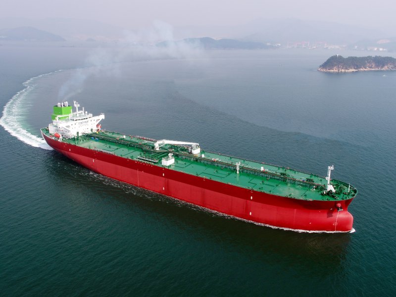 케이조선은 지난해 생산공정을 3주 앞당겨 공정률 110%를 기록했다. 4족 보행 로봇이 선박 내에서 모니터링 업무를 수행하고 있다(맨위 사진). 케이조선에서 건조한 11만5000t급 석유화학제품운반선. 케이조선 제공