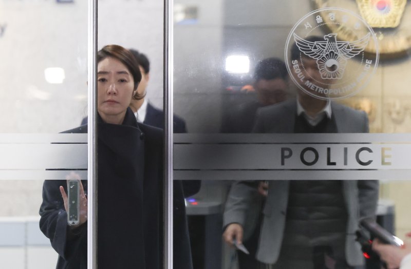 [서울=뉴시스] 김근수 기자 = 공천헌금 1억원 수수 의혹을 받고 있는 강선우 무소속 의원이 21일 새벽 서울 마포구 서울경찰청 공공범죄수사대에 피의자 신분으로 조사를 마친 뒤 밖으로 나서고 있다. 2026.01.21. ks@newsis.com