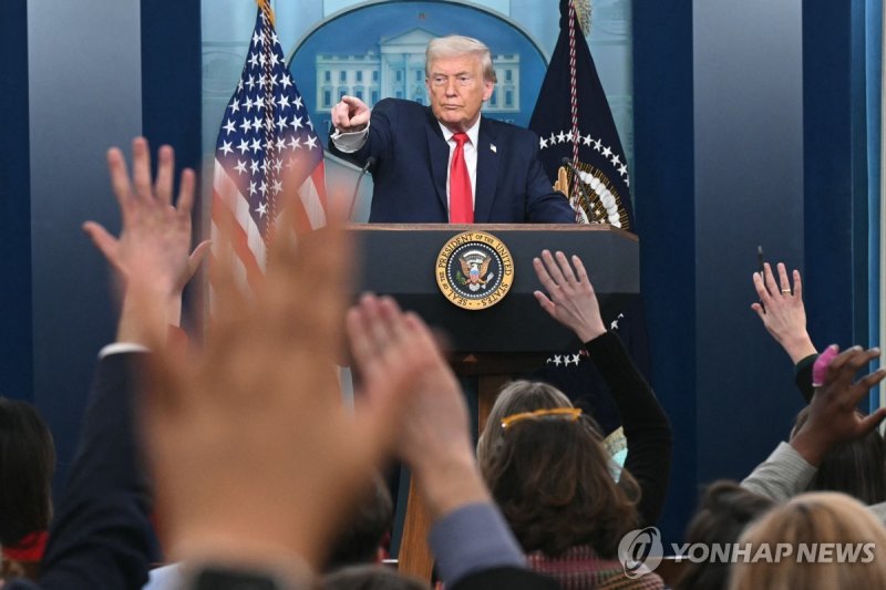 백악관 브리핑에서 질문받는 트럼프 대통령 (출처=연합뉴스)