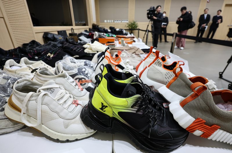 (21일 서울 송파구 서울동부지방검찰청에서 열린 보이스피싱범죄 합동수사부 자금 세탁범 검거 관련 브리핑에서 압수품이 공개되고 있다. 서울동부지검 보이스피싱범죄 합동수사부는 이날 브리핑을 통해 보이스피싱 피해금을 세탁한 조직원 13명을 입건하고 7명을 구속기소 했다고 밝혔다. 뉴스1화상