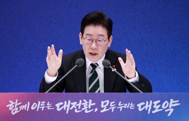 [서울=뉴시스] 고범준 기자 = 이재명 대통령이 21일 청와대 영빈관에서 열린 2026년 신년 기자회견에서 발언하고 있다. 2026.01.21. bjko@newsis.com