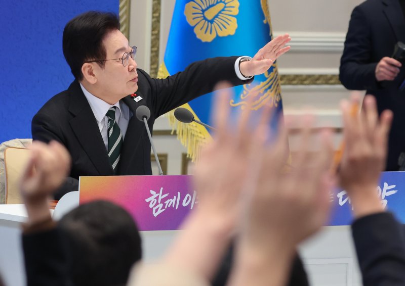 이재명 대통령이 21일 청와대 영빈관에서 열린 신년 기자회견에서 취재진 질문을 받고 있다. 2026.1.21/뉴스1 ⓒ News1 이재명 기자