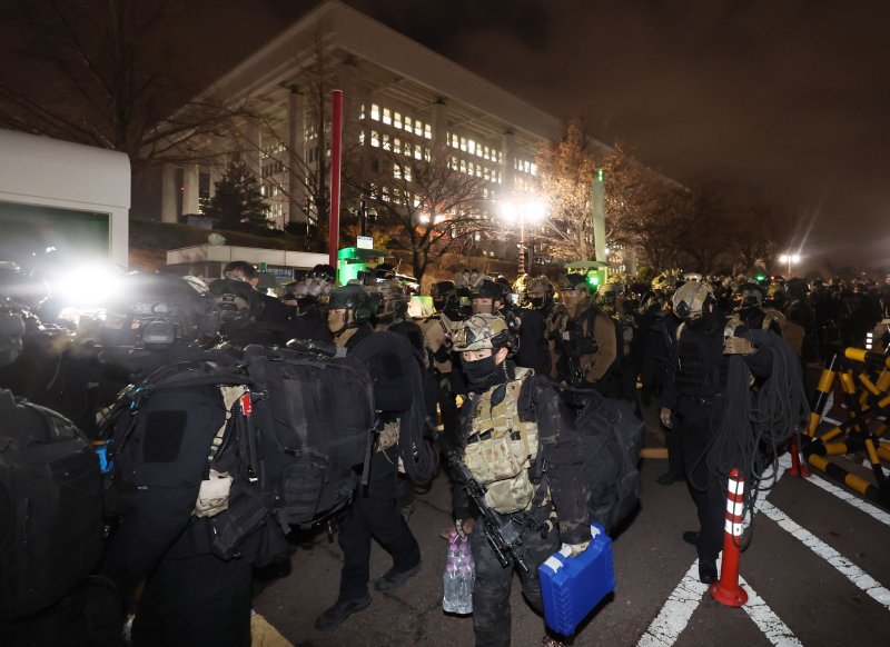 윤석열 대통령의 비상계엄 해제 요구 결의안이 국회 본회의에서 통과된 4일 새벽 무장 계엄군이 국회를 나서고 있다. 여야는 이날 본회의에서 재석 190명 중 찬성 190명으로 비상계엄 해제 요구 결의안을 가결 처리했다. 이에 따라 계엄령 선포는 무효가 됐다고 국회의장실은 설명했다. 2024.12.4/뉴스1 ⓒ News1 박지혜 기자