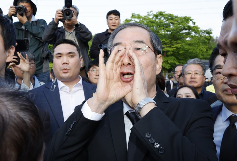 한덕수 전 국무총리가 지난해 5월 2일 오후 광주광역시 국립5.18민주묘역에 참배하려다 시민단체 반발로 입장이 막히자 "나도 호남사람입니다＂라고 외치고 있다. 2025.5.2/뉴스1 ⓒ News1 김태성 기자