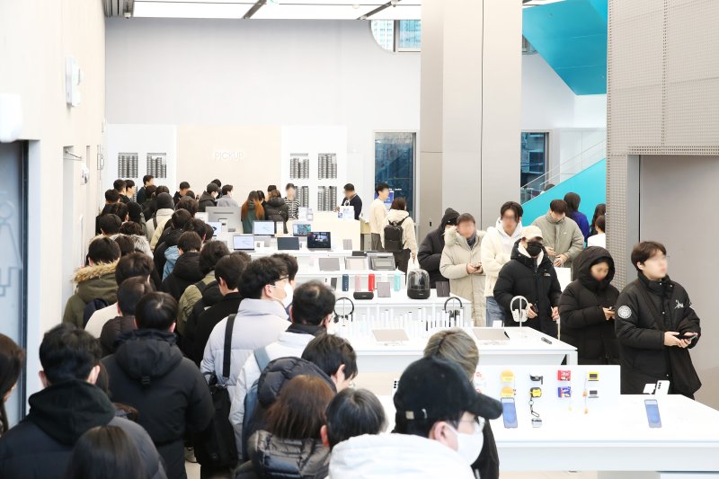 성 강남에서 '갤럭시 S25 시리즈' 사전 개통을 위해 방문한 고객들 모습. (삼성전자 제공. 재판매 및 DB 금지) 2025.8.5/뉴스1