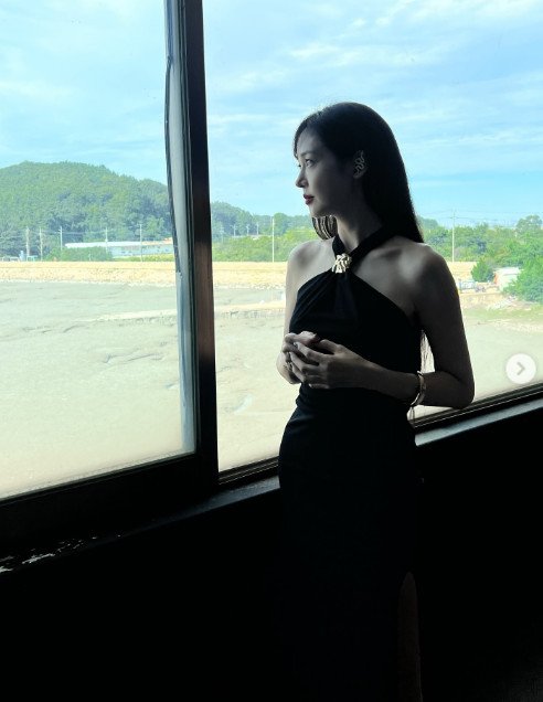 성유리, 고혹적 홀터넥 드레스…쇄골뼈 드러난 '뼈마름' 몸매