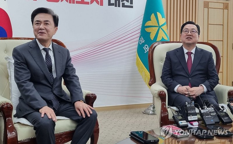 긴급회동 하는 대전시장과 충남지사 (출처=연합뉴스)