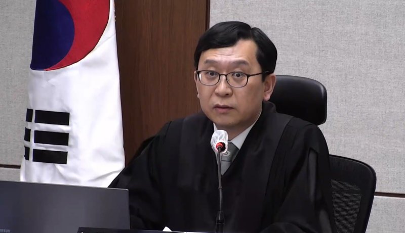 21일 서울중앙지법에서 열린 한덕수 전 국무총리의 내란 중요임무 종사 혐의 1심 선고 공판에서 이진관 부장판사가 발언하고 있다. 서울중앙지법 제공./사진=연합뉴스