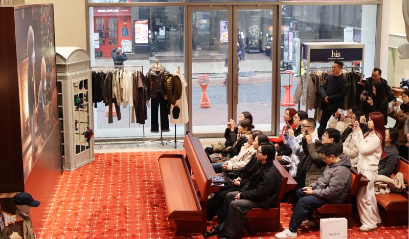 헤지스 2026년 가을·겨울 시즌 수주회에 참석한 관계자들이 캐릭터 해리의 여정을 담은 영상을 시청하고 있다. LF 제공