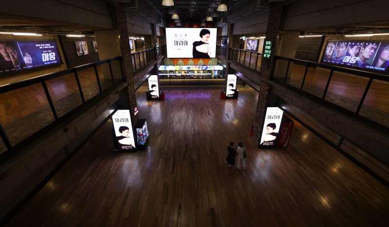 [서울=뉴시스] 홍효식 기자 = 서울 시내 한 영화관이 비교적 한산한 모습을 보이고 있다. 2025.04.17. yesphoto@newsis.com