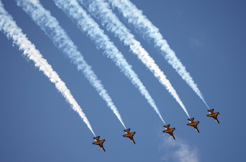 지난해 10월 17일 경기 성남시 수정구 서울공항에서 열린 '서울 국제 항공우주 및 방위산업 전시회'(서울 ADEX 2025)'에서 공군 특수비행팀 블랙이글스가 화려한 에어쇼를 선보이고 있다. 뉴스1