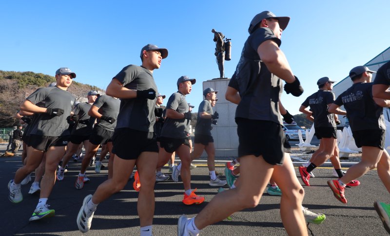 해군 심해잠수사(SSU) 부대원들이 22일 경남 창원시 진해구 진해 군항에서 혹한기 훈련 단체 달리기를 하고 있다. 이날 진해구 기온은 영하 6도. 체감온도는 영하 11도였다. 연합뉴스