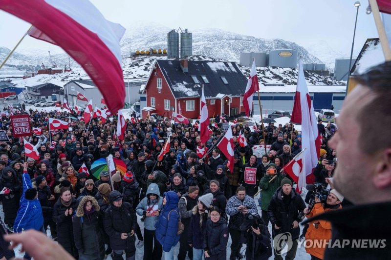 트럼프 미국 대통령의 병합 야욕에 항의하며 지난 18일 그린란드 수도 누크 거리를 가득 메운 시위대 (출처=연합뉴스)