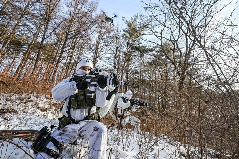 육군 특전사 장병들이 설한지 극복훈련 간 적 후방침투 후 드론과 함께 정찰활동을 펼치고 있다. 육군 제공