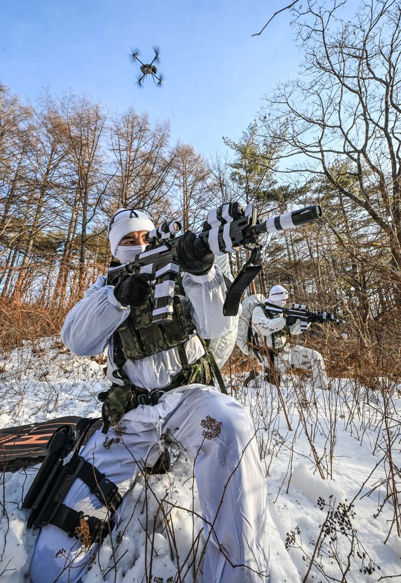 육군 특전사 장병들이 설한지 극복훈련 간 적 후방침투 후 드론과 함께 정찰활동을 하다. 육군 제공