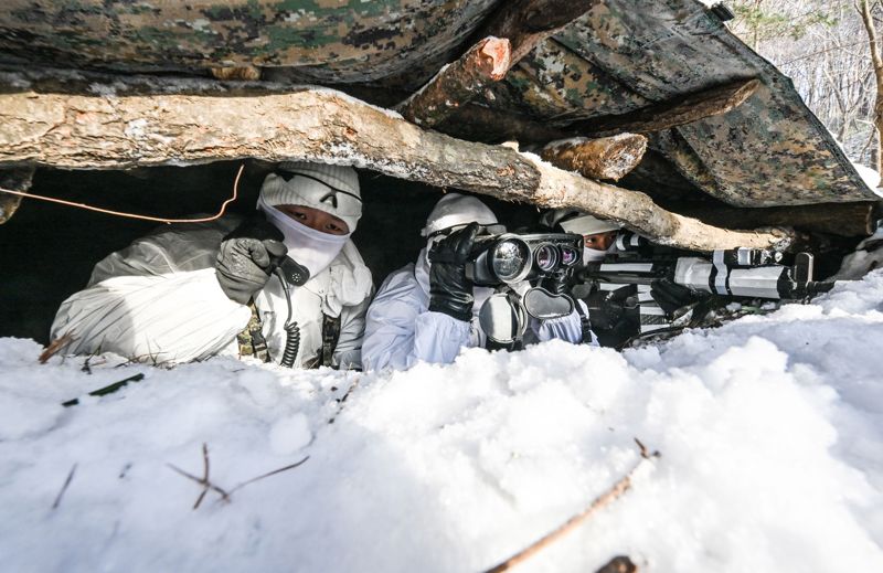 육군 특전사 장병들이 설한지 극복훈련 간 다기능 관측경으로 핵심표적의 움직임을 관측하고, 항공화력을 유도하다. 육군 제공