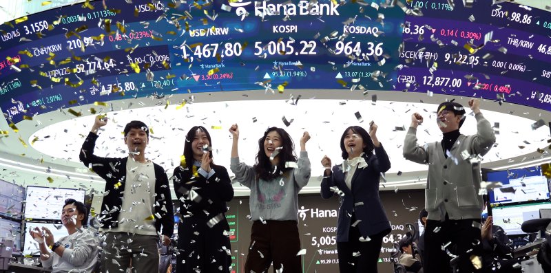 22일 오전 서울 중구 하나은행 본점 딜링룸 현황판에 코스피 지수가 장중 5000p를 넘으며 개장하자 직원들이 환호하고 있다. 2026.1.22/뉴스1 ⓒ News1 박지혜 기자