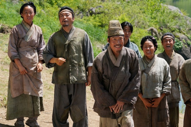 '왕과 사는 남자'에서 실존인물 엄흥도를 연기한 유해진의 모습. 실록에는 단 몇 줄뿐이라 영화적 상상력을 더해 촌장으로 재창조됐다. 쇼박스 제공