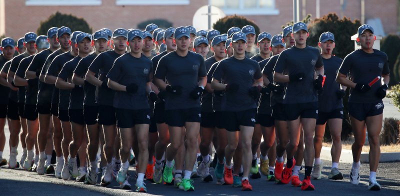 전국적으로 맹추위가 기승을 부린 22일 경남 창원 진해 군항에서 해군 심해잠수사(SSU)들이 구보를 하며 혹한기 훈련을 하고 있다. 뉴스1