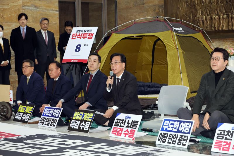 송언석 국민의힘 원내대표가 22일 서울 여의도 국회 로텐더홀에서 열린 최고위원회의에서 발언을 하고 있다. 사진=박범준 기자