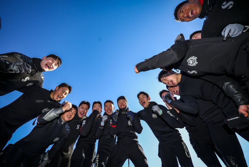 해군 특수전전단 해난구조전대(SSU) 소속 심해잠수사들이 22일 경남 창원시 진해구 진해군항에서 열린 2026년 혹한기 내한훈련에서 고무보트 패들링를 마친 뒤 화이팅을 외치고 있다. 뉴시스