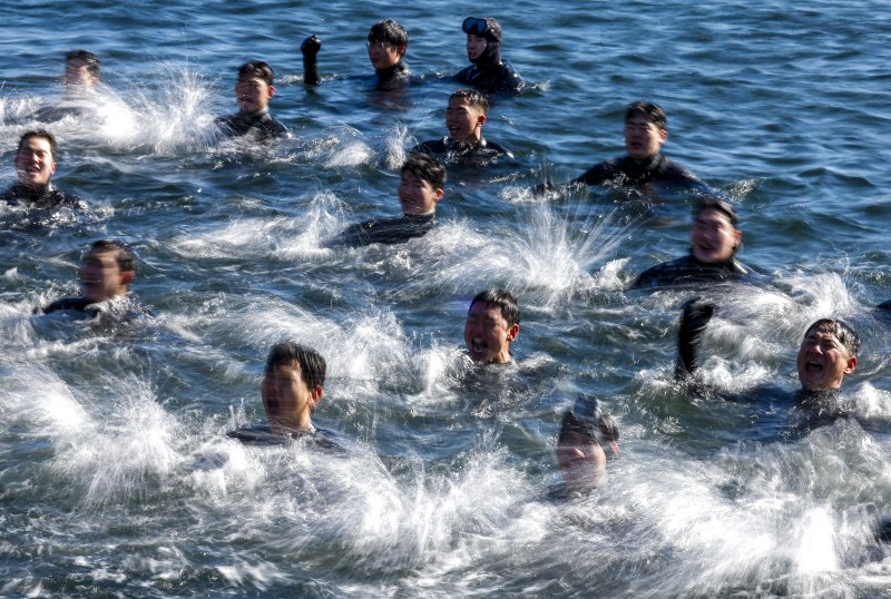 해군 특수전전단 해난구조전대(SSU) 소속 심해잠수사들이 22일 경남 창원시 진해구 진해군항에서 열린 2026년 혹한기 내한훈련에서 바다에 입수해 군가를 부르고 있다. 2026.01.22. jhope@newsis.com <저작권자ⓒ 공감언론 뉴시스통신사. 무단전재-재배포 금지.> /사진=뉴시스