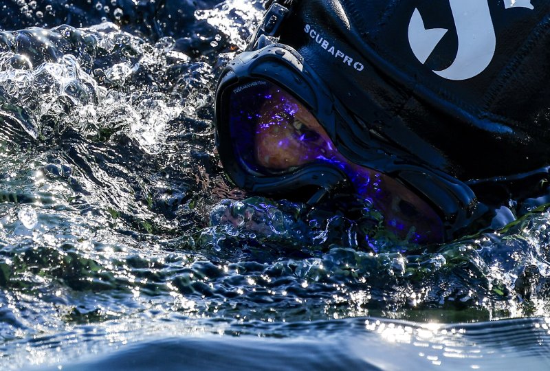해군 특수전전단 해난구조전대(SSU) 소속 심해잠수사들이 22일 경남 창원시 진해구 진해군항에서 열린 2026년 혹한기 내한훈련에서 오리발 수영을 하고 있다. 뉴시스