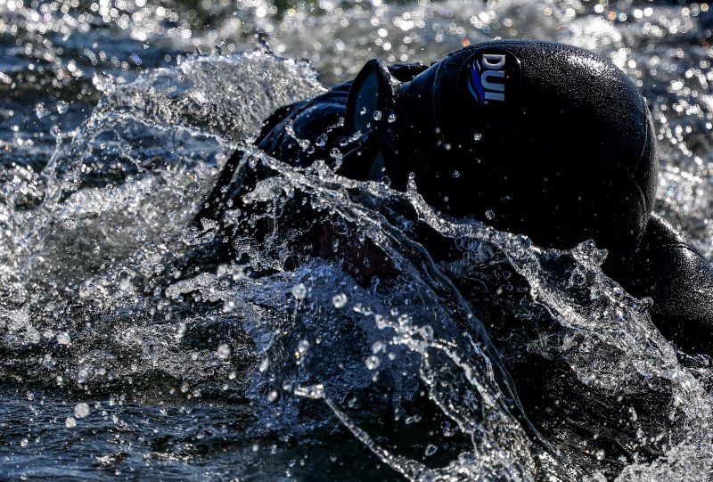 해군 특수전전단 해난구조전대(SSU) 소속 심해잠수사들이 22일 경남 창원시 진해구 진해군항에서 열린 2026년 혹한기 내한훈련에서 오리발 수영을 하고 있다. 뉴시스