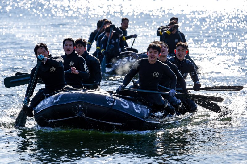 해군 특수전전단 해난구조전대(SSU) 소속 심해잠수사들이 22일 경남 창원시 진해구 진해군항에서 열린 2026년 혹한기 내한훈련에서 고무보트 패들링를 하고 있다. 뉴시스