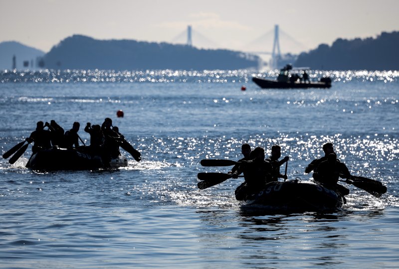 해군 특수전전단 해난구조전대(SSU) 소속 심해잠수사들이 22일 경남 창원시 진해구 진해군항에서 열린 2026년 혹한기 내한훈련에서 고무보트 패들링를 하고 있다. 뉴시스