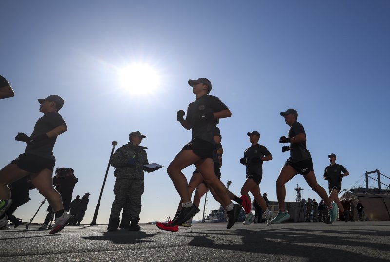 해군 특수전전단 해난구조전대(SSU) 소속 심해잠수사들이 22일 경남 창원시 진해구 진해군항에서 열린 2026년 혹한기 내한훈련에서 경쟁달리기를 하고 있다. 뉴시스