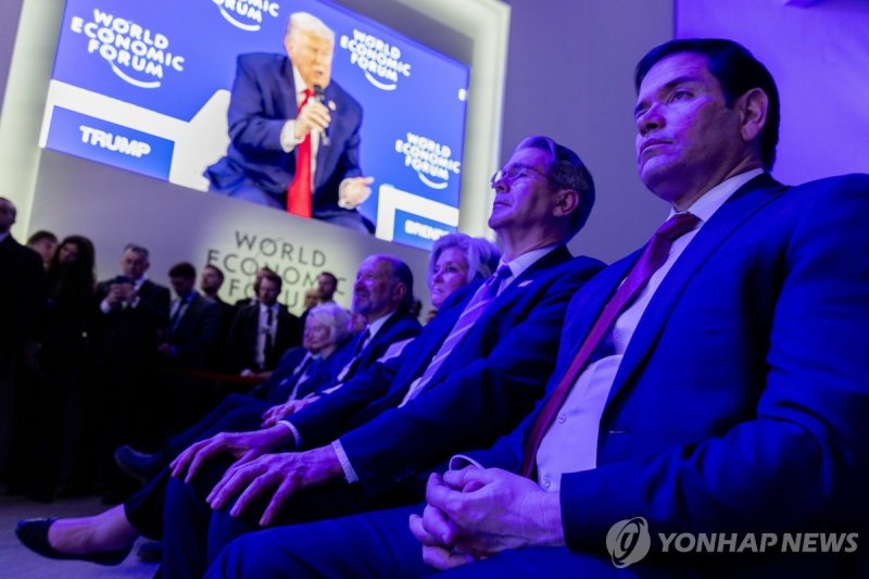 트럼프 연설 지켜보는 미 각료들 (출처=연합뉴스)