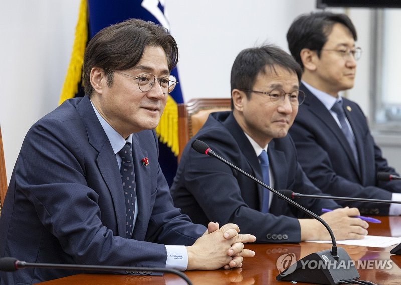 한병도 원내대표 방문한 신임 홍익표 정무수석 (출처=연합뉴스)