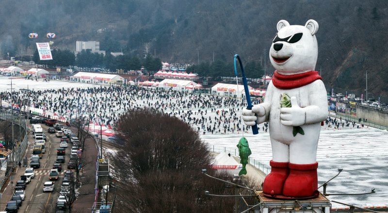 축구장 40개 크기로 조성된 산천어축제 얼음낚시터
