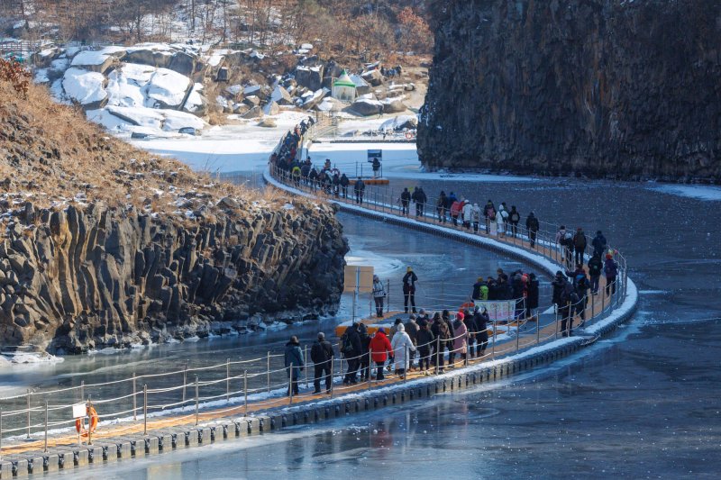 한탄강 위를 걸으며 겨울을 즐기는 한탄강얼음트레킹축제