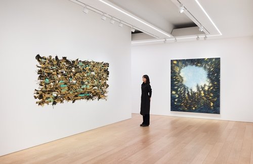 서울 용산구 리만머핀에서 작품을 감상하고 있는 관람객 오른쪽에 한진의 '밤은 아직 기다려야 하고 낮은 이미 아니다'가 걸려있다. 리만머핀 제공